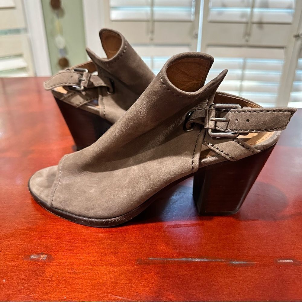 Frye Dani Shield Sling Peep‑Toe Suede Sandals – Size 8